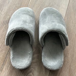 VIONIC WOMEN’s GEMMA MULE SLIPPERS